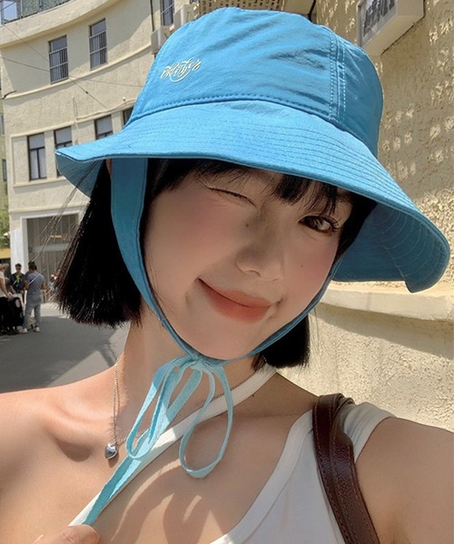DAY CLOSET(デイ クローゼット)の「レディース ストラップ付きロゴツバ広アシメバケットハット(ハット・レディース・ブルー/ライトベージュ/ピンク系その他/ブラック/グリーン・ONE SIZE)」の11枚目の写真