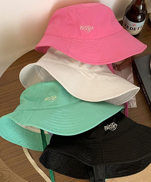 DAY CLOSET(デイ クローゼット)の「レディース ストラップ付きロゴツバ広アシメバケットハット(ハット・レディース・ブルー/ライトベージュ/ピンク系その他/ブラック/グリーン・ONE SIZE)」の14枚目の写真