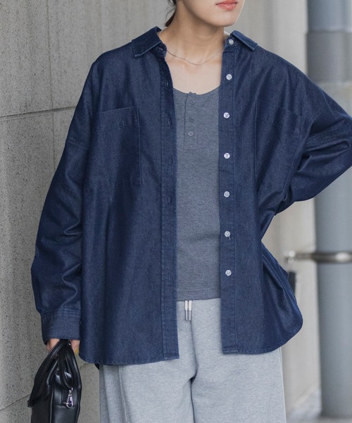 THE CRAFT CREW PRODUCTS（ザクラフトクループロダクツ）の「マルチファンクショナル オーバーサイズライトウェイトデニムシャツ【THE CRAFT CREW PRODUCTS】（シャツ/ブラウス・レディース・ネイビー/ブラック/ブルー/グレー系・M/L）」の4枚目の写真