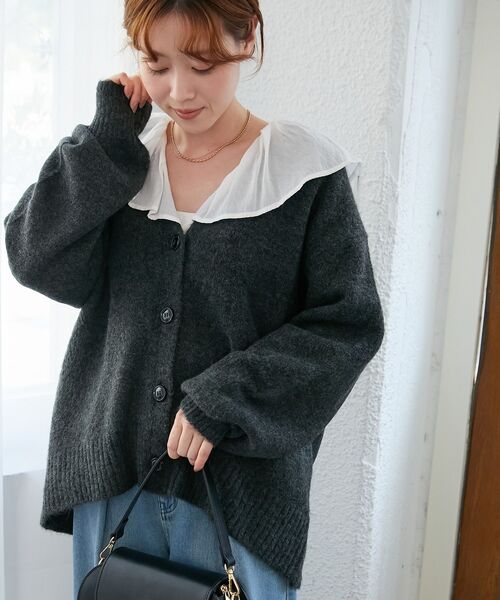 le.coeur blanc（ルクールブラン）の「《WEB限定アイテム》ウォッシャブルVネックワイドカーディガン（カーディガン/ボレロ・レディース・チャコールグレー/レッド/キャメル/ブルー/オフホワイト・38）」の3枚目の写真