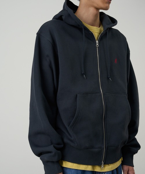 Gramicci（グラミチ）の「ONE POINT ZIP HOODED SWEATSHIRT｜ワンポイントジップフーデッドスウェットシャツ（パーカー・メンズ・ヘザーグレー/ダークブラウン系/ダークネイビー/オレンジ/グレー系その他/ブラック系その他/レッド・S/M/L/XL/XXL）」の2枚目の写真