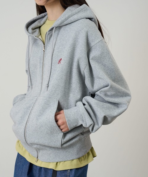 Gramicci（グラミチ）の「ONE POINT ZIP HOODED SWEATSHIRT｜ワンポイントジップフーデッドスウェットシャツ（パーカー・メンズ・ヘザーグレー/ダークブラウン系/ダークネイビー/オレンジ/グレー系その他/ブラック系その他/レッド・S/M/L/XL/XXL）」の4枚目の写真