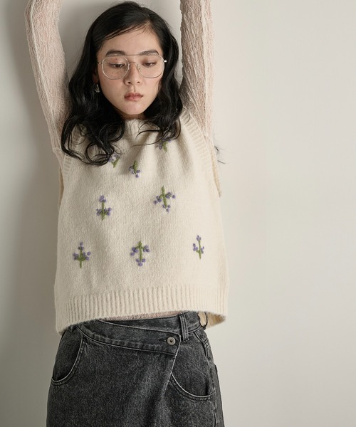THE YOn（ザヨン）の「小花柄刺繍ニットベスト（ニット/セーター