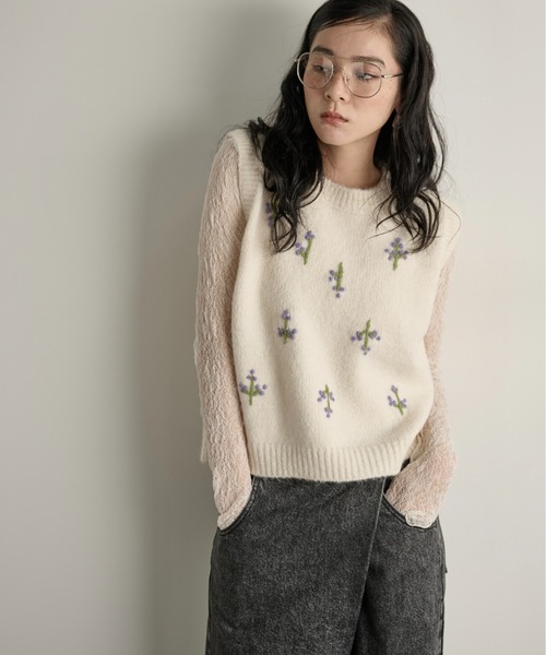 THE YOn（ザヨン）の「小花柄刺繍ニットベスト（ニット/セーター