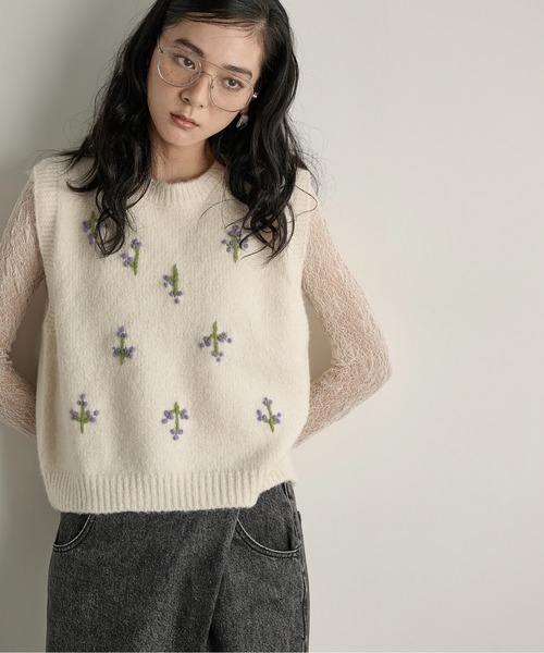 小花柄刺繍ニットベスト（ニット/セーター）｜THE YOn（ザヨン）の