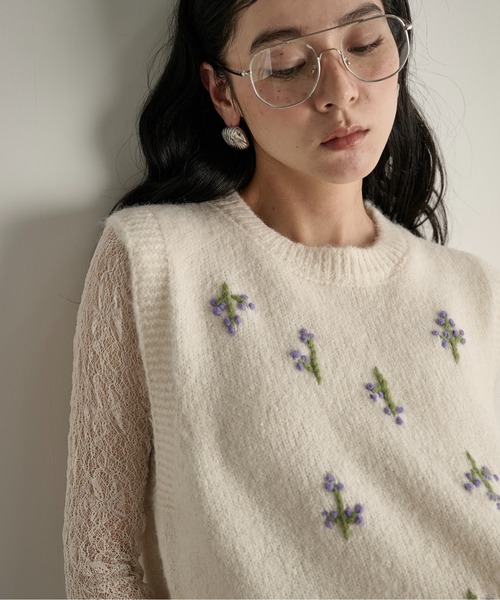 THE YOn（ザヨン）の「小花柄刺繍ニットベスト（ニット/セーター