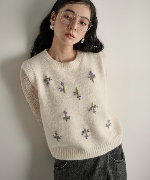 THE YOn（ザヨン）の「小花柄刺繍ニットベスト（ニット/セーター