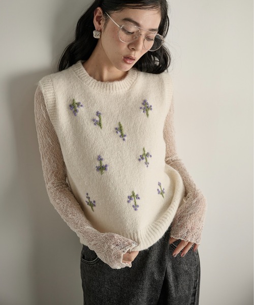 THE YOn（ザヨン）の「小花柄刺繍ニットベスト（ニット/セーター