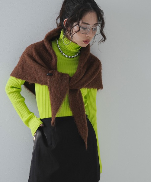 bohmal（ボマール）の「モヘアニットスカーフ（バンダナ/スカーフ・レディース・ブルー/オレンジ/グリーン/オフホワイト/ブラウン/レッド/チャコールグレー・MEDIUM）」の2枚目の写真