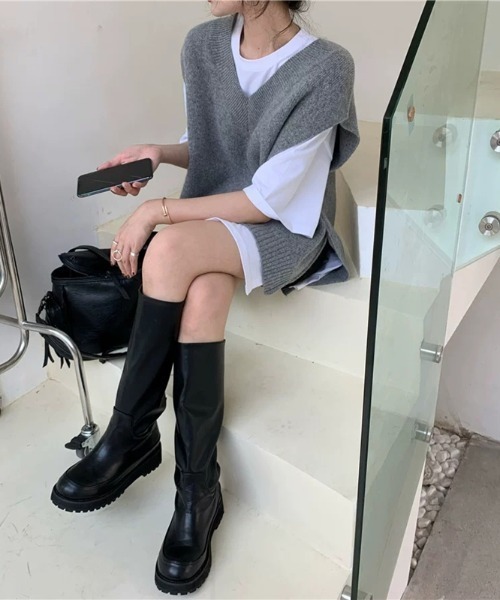 Aelina(エリナ)の「Vネックサイトスリット付きニットベスト(ニット/セーター・レディース・チャコールグレー/ブラック/ベージュ/ブラウン・F)」の9枚目の写真