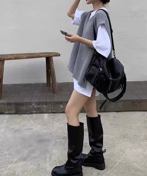 Aelina(エリナ)の「Vネックサイトスリット付きニットベスト(ニット/セーター・レディース・チャコールグレー/ブラック/ベージュ/ブラウン・F)」の15枚目の写真