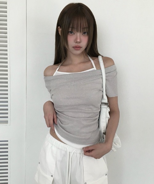 anyonemore(エニワンモア)の「配色ホルターネックオフショルダーリブ半袖Tシャツ(Tシャツ/カットソー・レディース・ブラック/ライトカーキ/アイボリー・FREE)」の1枚目の写真
