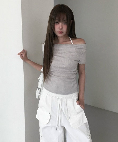 anyonemore(エニワンモア)の「配色ホルターネックオフショルダーリブ半袖Tシャツ(Tシャツ/カットソー・レディース・ブラック/ライトカーキ/アイボリー・FREE)」の16枚目の写真