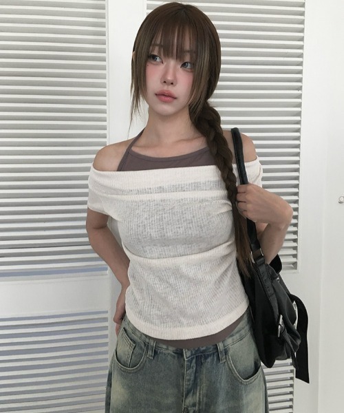 anyonemore(エニワンモア)の「配色ホルターネックオフショルダーリブ半袖Tシャツ(Tシャツ/カットソー・レディース・ブラック/ライトカーキ/アイボリー・FREE)」の19枚目の写真