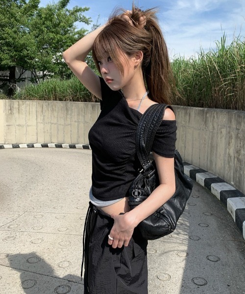 anyonemore(エニワンモア)の「配色ホルターネックオフショルダーリブ半袖Tシャツ(Tシャツ/カットソー・レディース・ブラック/ライトカーキ/アイボリー・FREE)」の10枚目の写真
