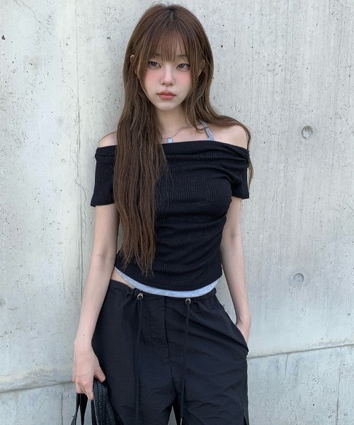 anyonemore(エニワンモア)の「配色ホルターネックオフショルダーリブ半袖Tシャツ(Tシャツ/カットソー・レディース・ブラック/ライトカーキ/アイボリー・FREE)」の5枚目の写真