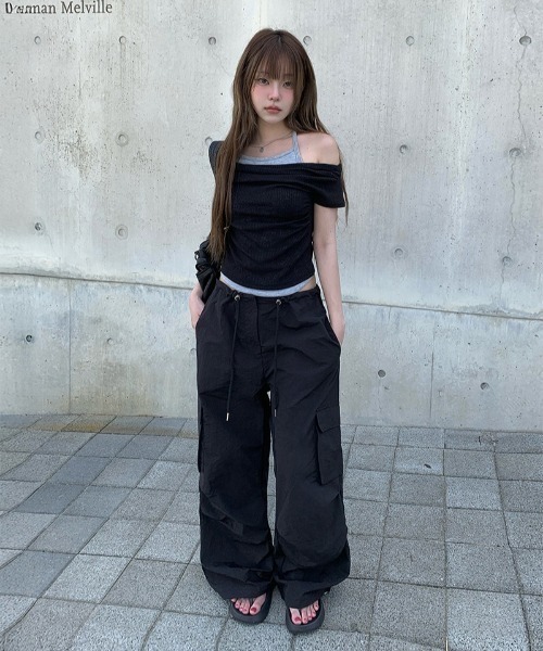 anyonemore(エニワンモア)の「配色ホルターネックオフショルダーリブ半袖Tシャツ(Tシャツ/カットソー・レディース・ブラック/ライトカーキ/アイボリー・FREE)」の7枚目の写真