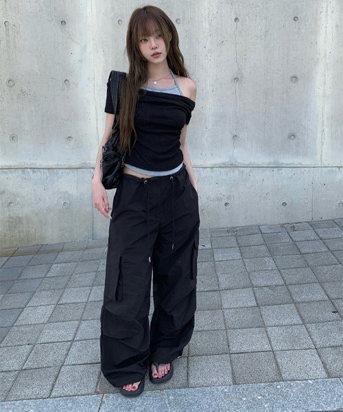 anyonemore(エニワンモア)の「配色ホルターネックオフショルダーリブ半袖Tシャツ(Tシャツ/カットソー・レディース・ブラック/ライトカーキ/アイボリー・FREE)」の6枚目の写真