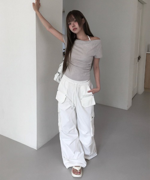 anyonemore(エニワンモア)の「配色ホルターネックオフショルダーリブ半袖Tシャツ(Tシャツ/カットソー・レディース・ブラック/ライトカーキ/アイボリー・FREE)」の17枚目の写真