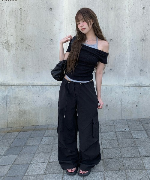 anyonemore(エニワンモア)の「配色ホルターネックオフショルダーリブ半袖Tシャツ(Tシャツ/カットソー・レディース・ブラック/ライトカーキ/アイボリー・FREE)」の8枚目の写真