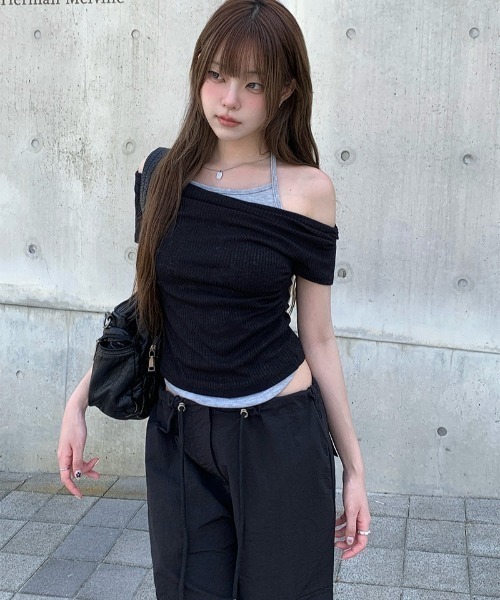 anyonemore(エニワンモア)の「配色ホルターネックオフショルダーリブ半袖Tシャツ(Tシャツ/カットソー・レディース・ブラック/ライトカーキ/アイボリー・FREE)」の4枚目の写真