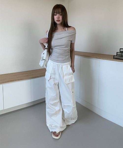 anyonemore(エニワンモア)の「配色ホルターネックオフショルダーリブ半袖Tシャツ(Tシャツ/カットソー・レディース・ブラック/ライトカーキ/アイボリー・FREE)」の18枚目の写真