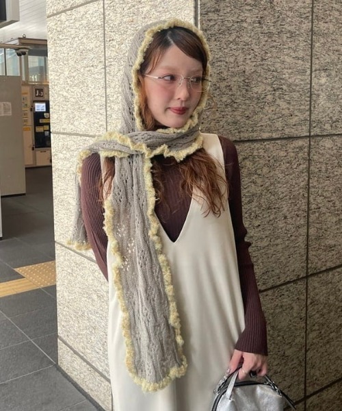 Ray BEAMS（レイビームス）の「フリル フード マフラー（マフラー・レディース・グレー/ブラック・ONE SIZE）」の2枚目の写真