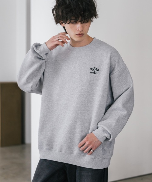 UMBRO（アンブロ）の「UMBRO 別注コラボオーバーサイズ裏起毛ロゴ刺繍クルーネックスウェット（スウェット・メンズ・チャコール/ネイビー/杢グレー/ブラック・M/XL/L）」の3枚目の写真