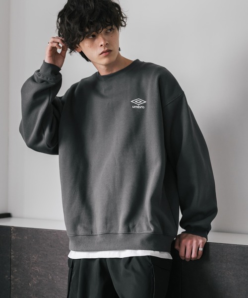 UMBRO 別注コラボオーバーサイズ裏起毛ロゴ刺繍クルーネックスウェット UMBRO 別注コラボオーバーサイズ裏起毛ロゴ刺繍クルーネックスウェット