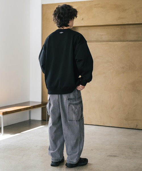 UMBRO（アンブロ）の「UMBRO 別注コラボオーバーサイズ裏起毛ロゴ刺繍クルーネックスウェット（スウェット・メンズ・チャコール/ネイビー/杢グレー/ブラック・M/XL/L）」の9枚目の写真