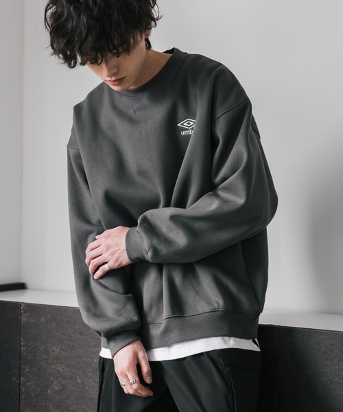 UMBRO（アンブロ）の「UMBRO 別注コラボオーバーサイズ裏起毛ロゴ刺繍クルーネックスウェット（スウェット・メンズ・チャコール/ネイビー/杢グレー/ブラック・M/XL/L）」の16枚目の写真