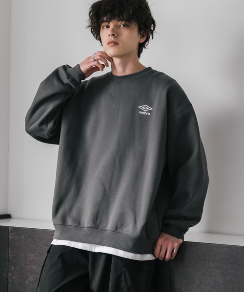UMBRO（アンブロ）の「UMBRO 別注コラボオーバーサイズ裏起毛ロゴ刺繍クルーネックスウェット（スウェット・メンズ・チャコール/ネイビー/杢グレー/ブラック・M/XL/L）」の19枚目の写真