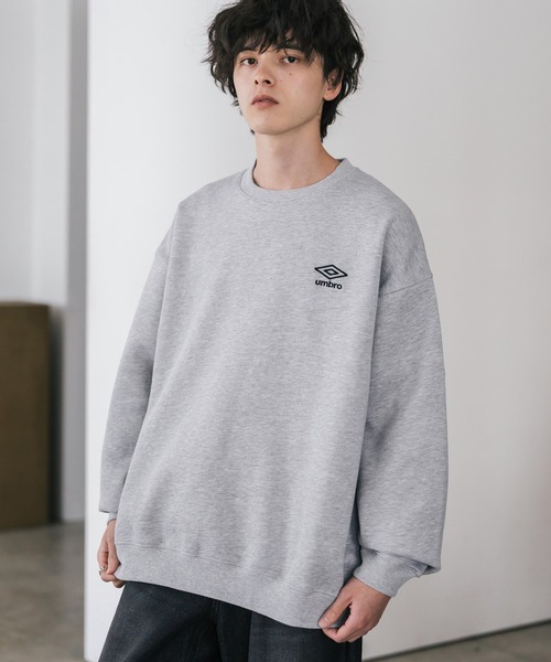 UMBRO（アンブロ）の「UMBRO 別注コラボオーバーサイズ裏起毛ロゴ刺繍クルーネックスウェット（スウェット・メンズ・チャコール/ネイビー/杢グレー/ブラック・M/XL/L）」の11枚目の写真