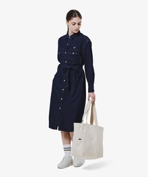 LACOSTE(ラコステ)のロングデニムシャツドレス / シャツワンピース ウエストベルト付き(シャツワンピース)