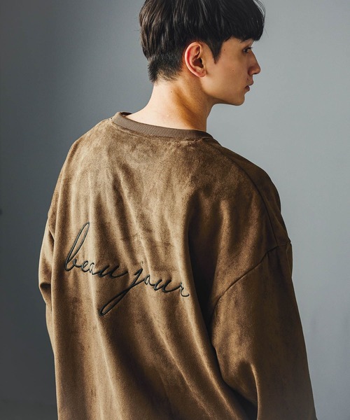 LAKOLE(ラコレ)の「バック刺繍スエードボアプルオーバー / 587053(スウェット・メンズ・ライトグレー/ブラウン/ブルー/ブラック・MEDIUM/LARGE/X-LARGE)」の4枚目の写真