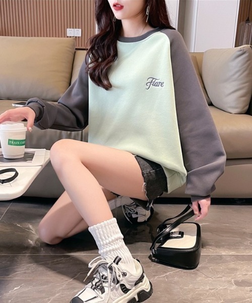 BY THE BAY(バイザベイ)の「ラグランロングスリーブTシャツ/長袖 バイカラー ビッグシルエット オーバーサイズ カジュアル 韓国ファッション(Tシャツ/カットソー・レディース・ホワイト×グレー・FREE)」の4枚目の写真