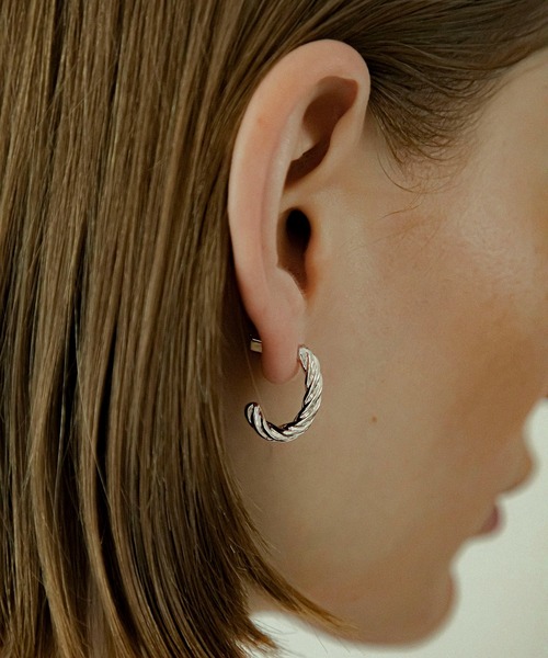 LAPUIS(ラピュイ)の「LAPUIS(ラピュイ) Twist Hoop pierced earrings(ピアス(両耳用)・レディース・シルバー/ゴールド・FREE)」の2枚目の写真