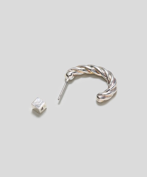 LAPUIS(ラピュイ)の「LAPUIS(ラピュイ) Twist Hoop pierced earrings(ピアス(両耳用)・レディース・シルバー/ゴールド・FREE)」の7枚目の写真