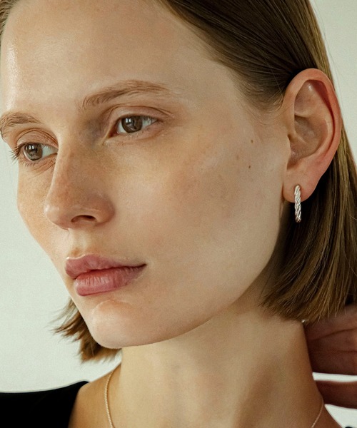 LAPUIS(ラピュイ)の「LAPUIS(ラピュイ) Twist Hoop pierced earrings(ピアス(両耳用)・レディース・シルバー/ゴールド・FREE)」の3枚目の写真