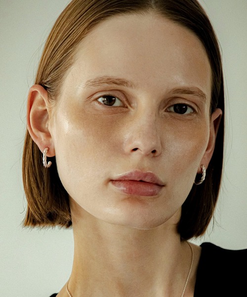 LAPUIS(ラピュイ)の「LAPUIS(ラピュイ) Twist Hoop pierced earrings(ピアス(両耳用)・レディース・シルバー/ゴールド・FREE)」の4枚目の写真
