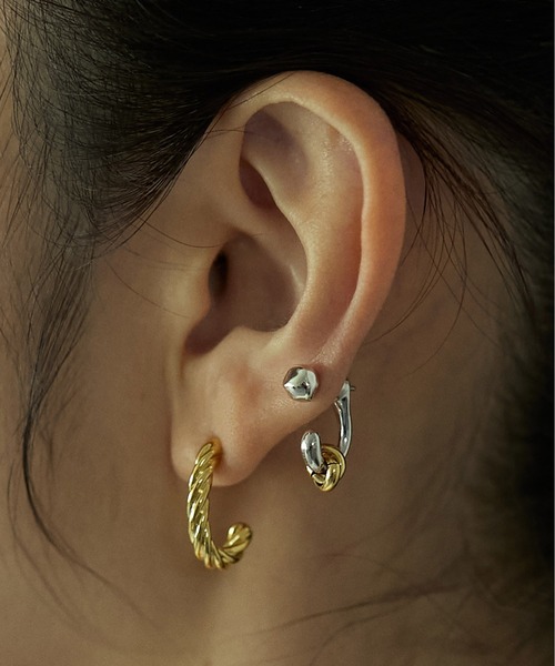 LAPUIS(ラピュイ)の「LAPUIS(ラピュイ) Twist Hoop pierced earrings(ピアス(両耳用)・レディース・シルバー/ゴールド・FREE)」の12枚目の写真