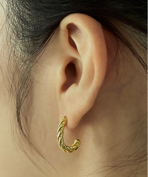 LAPUIS(ラピュイ)の「LAPUIS(ラピュイ) Twist Hoop pierced earrings(ピアス(両耳用)・レディース・シルバー/ゴールド・FREE)」の8枚目の写真