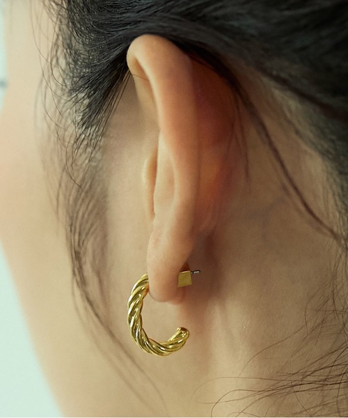 LAPUIS(ラピュイ)の「LAPUIS(ラピュイ) Twist Hoop pierced earrings(ピアス(両耳用)・レディース・シルバー/ゴールド・FREE)」の9枚目の写真