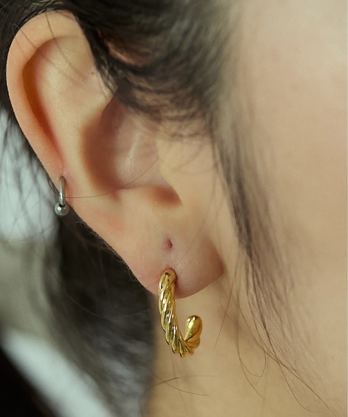 LAPUIS(ラピュイ)の「LAPUIS(ラピュイ) Twist Hoop pierced earrings(ピアス(両耳用)・レディース・シルバー/ゴールド・FREE)」の10枚目の写真
