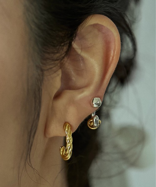 LAPUIS(ラピュイ)の「LAPUIS(ラピュイ) Twist Hoop pierced earrings(ピアス(両耳用)・レディース・シルバー/ゴールド・FREE)」の11枚目の写真