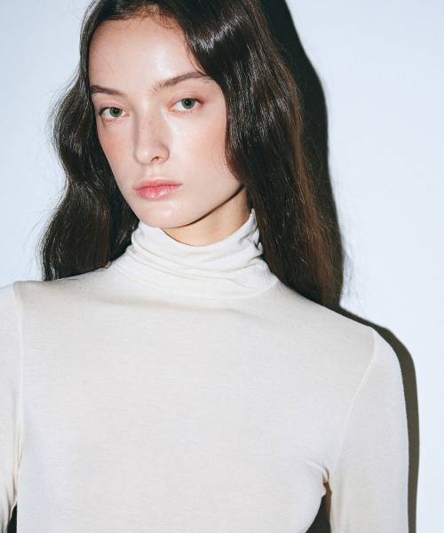 NICK&NICOLE（ニックアンドニコール）の「[ESSENTIAL] MINIMAL SPAN TURTLENECK_CREAM（Tシャツ/カットソー・レディース・その他・FREE）」の2枚目の写真