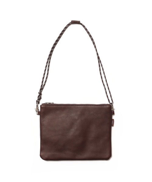 MR.OLIVE(ミスターオリーブ)の「IMPERMA-LEATHER / ZIPPER SMALL SACOCHE TRAIL(ボディバッグ/ウエストポーチ・メンズ・ブラック/ブラウン・FREE)」の1枚目の写真