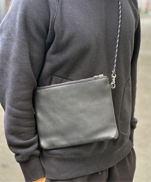 MR.OLIVE(ミスターオリーブ)の「IMPERMA-LEATHER / ZIPPER SMALL SACOCHE TRAIL(ボディバッグ/ウエストポーチ・メンズ・ブラック/ブラウン・FREE)」の2枚目の写真