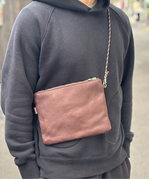 MR.OLIVE(ミスターオリーブ)の「IMPERMA-LEATHER / ZIPPER SMALL SACOCHE TRAIL(ボディバッグ/ウエストポーチ・メンズ・ブラック/ブラウン・FREE)」の4枚目の写真