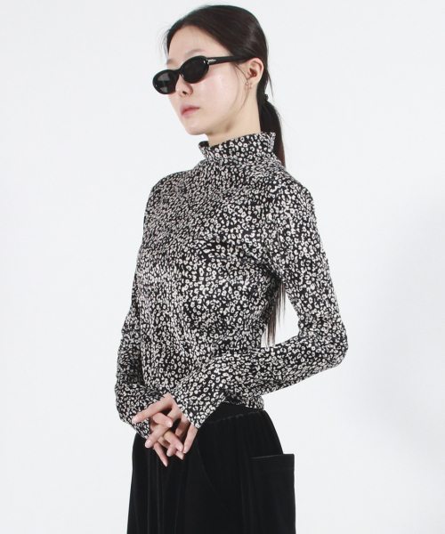 DEMARC（ドゥマーク）の「LEOPARD HIGH-NECK LONG SLEEVE TEE -  black（Tシャツ/カットソー・レディース・その他・MEDIUM/LARGE）」の6枚目の写真
